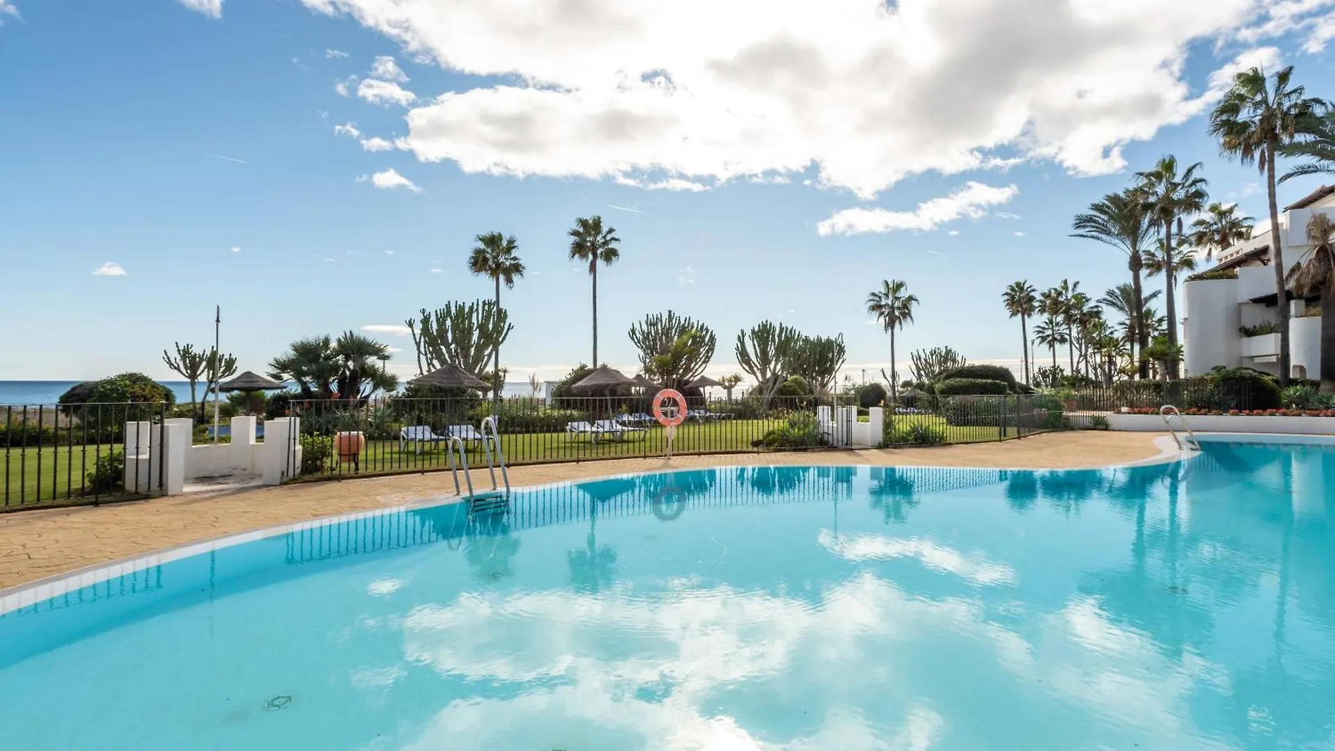 Afrodite Apartment - Frontline Beach Estepona Spain