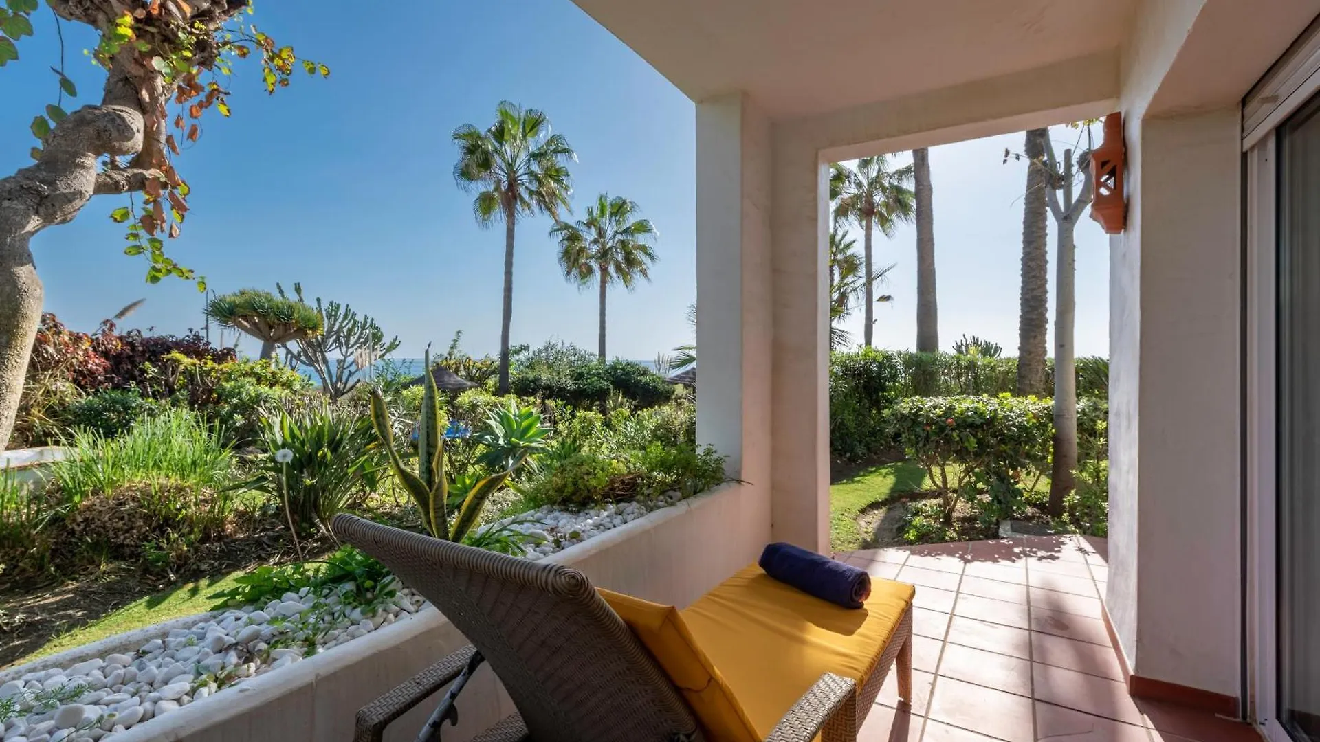 Afrodite Apartment - Frontline Beach Estepona Spain