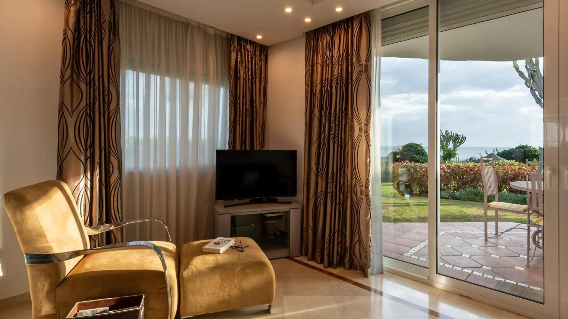 Afrodite Apartment - Frontline Beach Estepona